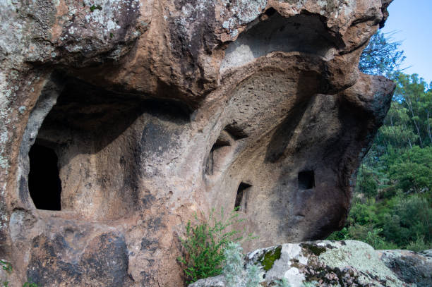 domus de janas italia. cemetría anciante, tumbas, cementerio en cerde�ña, cardedu - domus fotografías e imágenes de stock