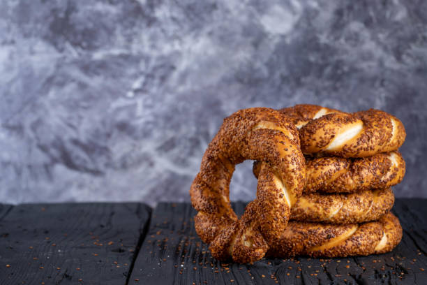 bagel com gergelim no fundo preto - simit - fotografias e filmes do acervo