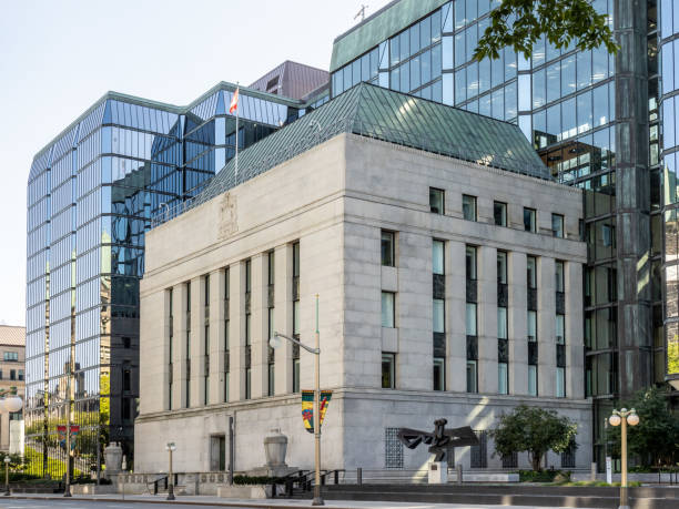 le siège social de la banque du canada à ottawa avec de nouveaux murs de verre entourant un bloc central de pierre historique - wellington ontario photos et images de collection