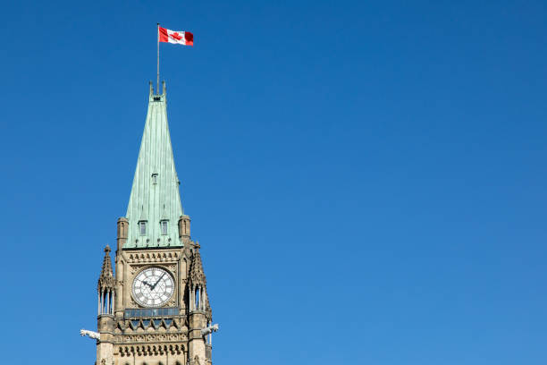 канадский парламент в оттаве является резиденцией национального правительства в канаде - national landmark editorial color image horizontal стоковые фото и изображения