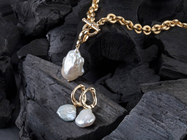 ホワイトバロックパールペンダントとイヤリングのゴールデンチェーン - pearl necklace earring jewelry ストックフォトと画像