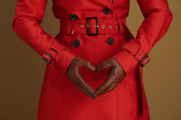 mujer de moda mostrando las manos del corazón aislado en beige - menstruation tampon gynecological examination sex fotografías e imágenes de stock