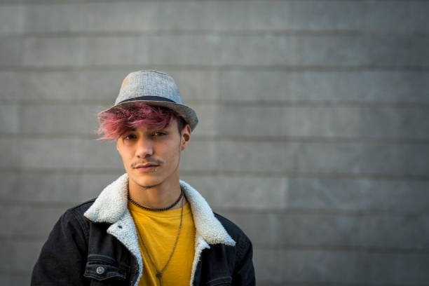 portrait alternatif de jeune adolescent regardant sur l’appareil-photo - cheveux violets de diversité et fond urbain gris - vêtements de personnes à la mode avec des personnes de jeunesse extérieure - image de copyspace - mode de vie alternatif photos et images de collection