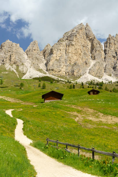 горный пейзаж вдоль дороги к перевалу гардена, доломитые альпы - corvara стоковые фото и изображения