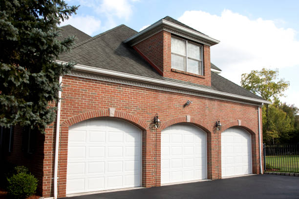 grande maison trois garage de voiture - house detached house garage outdoors photos et images de collection