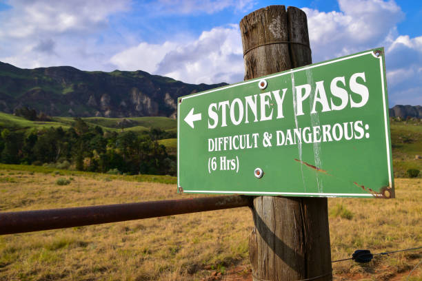 Stoney Pass in Drakensberg Stoney Pass sign post, a beautiful difficult and strenuous 6h hike with amazing spectacular mountain views, Drakensberg, South Africa drakensberg mountain range stock pictures, royalty-free photos & images