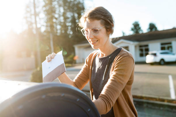 voto per corrispondenza tra donne e elettori assenti - sending mail foto e immagini stock