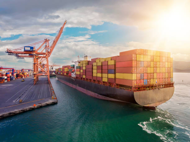 luchtmening van industriële haven met containers en containerschip. - rotterdam stockfoto's en -beelden