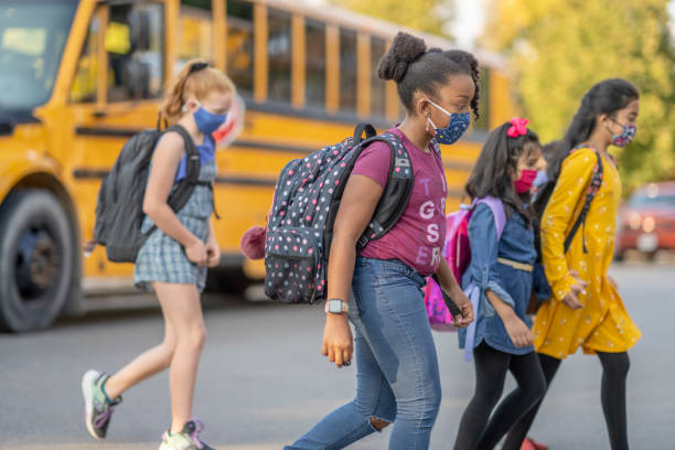 버스에서 내려 도로를 건너는 다민족 학생 그룹 - back to school child first day of school school bus 뉴스 사진 이미지