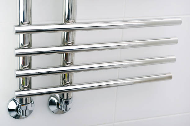 portasciugamani riscaldato in bagno. scaldasalvatai in bagno. - towel hanging bathroom railing foto e immagini stock