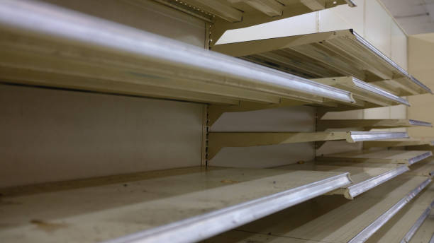 scaffali vuoti in un supermercato che sta per uscire dal mercato - going out of business poverty store business foto e immagini stock