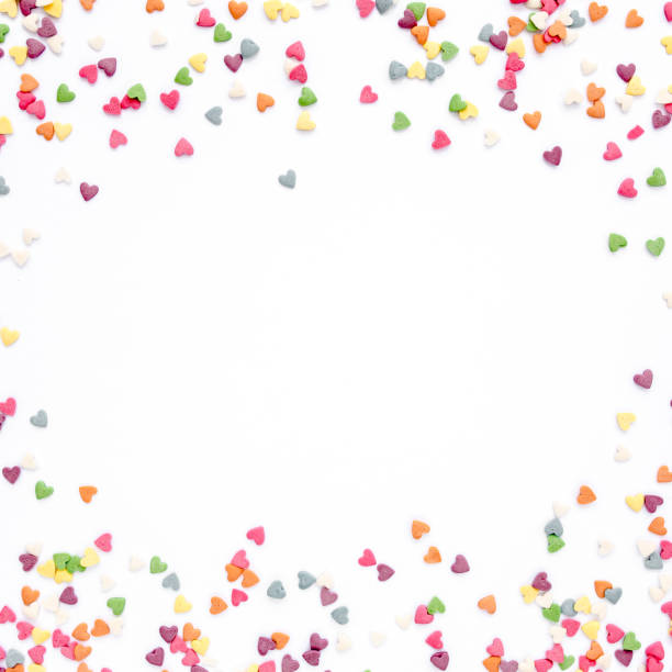 композиция ко дню святого валентина. плоская лежала, вид сверху разноцветные, красочные сердца текстуры. концепция любви - lots of candy hearts стоковые фото и изображения