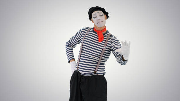 забавный мим в белых перчатках делает селфи фотографии на градиент назад - clown circus telephone humor стоковые фото и изображения