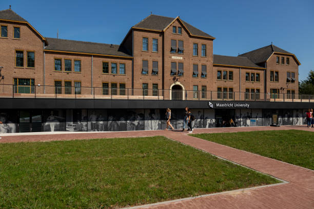 revitalizando el cuartel de tapijn en un vibrante lugar para estudiantes en el centro de la ciudad como edificio del campus de la universidad de maastricht - restore ancient ways fotografías e imágenes de stock