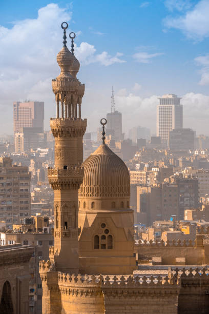 desde arriba vista de la mezquita al-rifai y la ciudad de el cairo. - cairo egypt mosque minaret fotografías e imágenes de stock