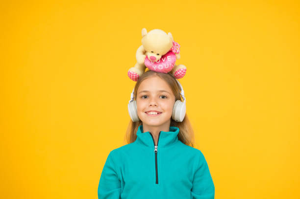 un câlin d’ours jouet pour toi. petit enfant heureux tenir le jouet doux sur la tête. sourire de petite fille avec le jouet de valentines. ours en peluche avec l’amour vous inscription. jouet. la saint-valentin. magasin de jouets. acheter des cadeaux - plaything photos et images de collection