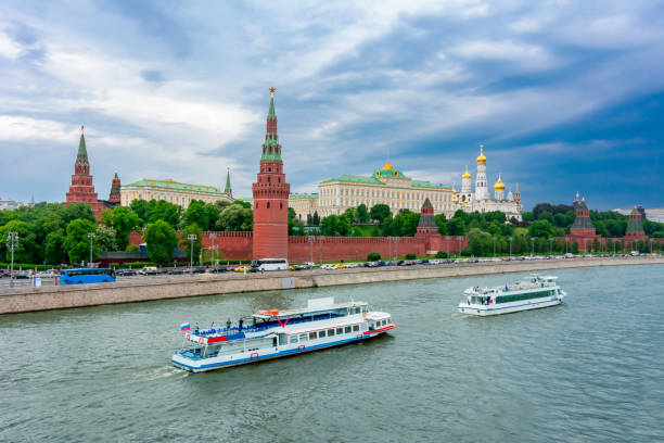 モスクワの街並み、モスクワの塔、宮殿、大聖堂、ロシアのモスクワ川のボート - moscow russia russia river panoramic ストックフォトと画像