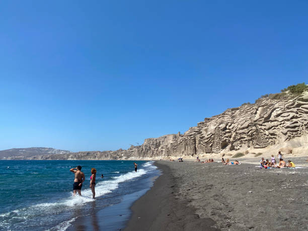 vlychada strand auf santorin insel - black sand beach santorini greece stock-fotos und bilder