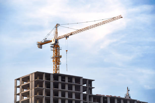 plac budowy z dźwigiem na pochmurnym błękitnym niebie - blue construction construction site crane zdjęcia i obrazy z banku zdjęć