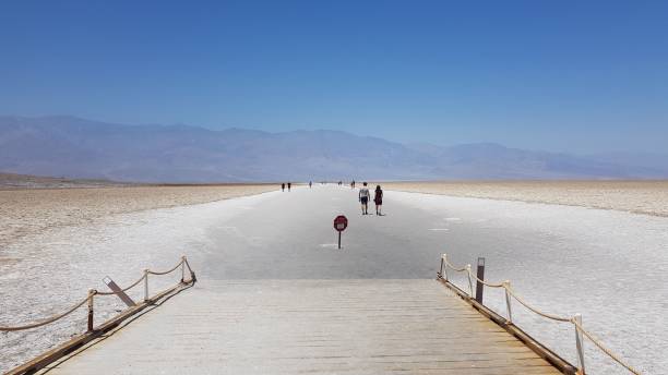 badwater basin dans la vallée de la mort, le point le plus bas des etats-unis. - point de pression photos et images de collection