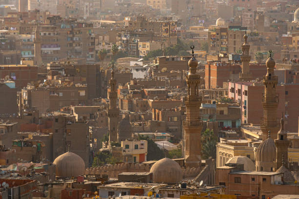 veduta aerea della città del cairo in egitto. - fog desert arabia sunset foto e immagini stock