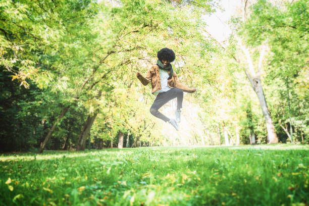 afro kerl springen im park. - 18806 stock-fotos und bilder