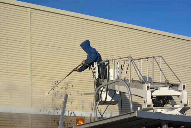 strumień wody ciśnieniowej do czyszczenia graffiti na ścianie - graffiti cleaning washing physical pressure zdjęcia i obrazy z banku zdjęć