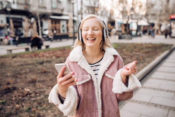 istock Wireless headphones and smartphone 1277452859