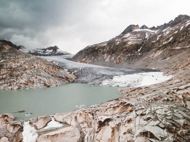 chmury przetaczają się nad lodowcem rodan na przełęczy furka - switzerland mountain glacier european alps zdjęcia i obrazy z banku zdjęć