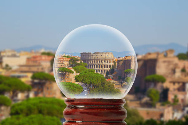 coliseo del horizonte de roma en bola transparente de cristal - ariel cisjordania fotografías e imágenes de stock