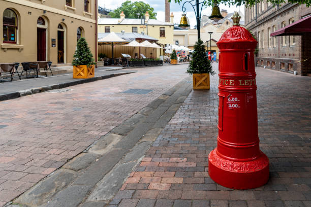 antiguo buzón público en the rocks square en sídney, australia - blue mountains australia sydney australia new south wales fotografías e imágenes de stock