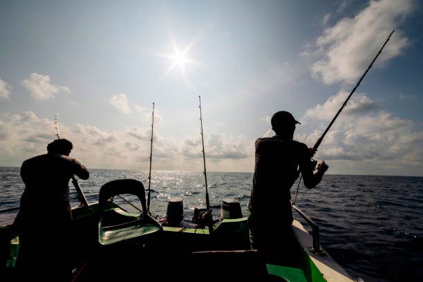 due pescatori stanno controllando l'esca durante la battuta di pesca d'altura in sri lanka. - pesca daltura foto e immagini stock