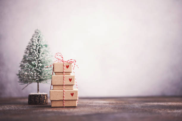 fundo de natal com árvore de natal com pequena pilha de presentes - christmas copy space sparse simplicity - fotografias e filmes do acervo