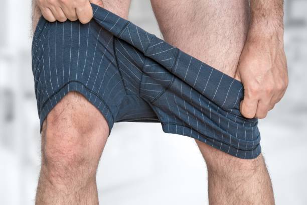 남자는 자신의 속옷을 입고 또는 옷을 벗고 - underwear men mens underpants male 뉴스 사진 이미지