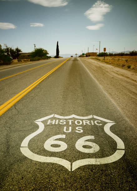 znak drogowy na drodze nr 66. - route 66 california road sign zdjęcia i obrazy z banku zdjęć