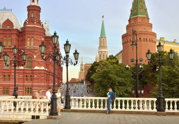 praça manezhnaya perto do kremlin de moscou - russia red paving stone moscow russia - fotografias e filmes do acervo