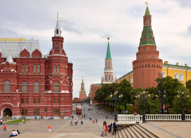 praça manezhnaya perto do kremlin de moscou - russia red paving stone moscow russia - fotografias e filmes do acervo