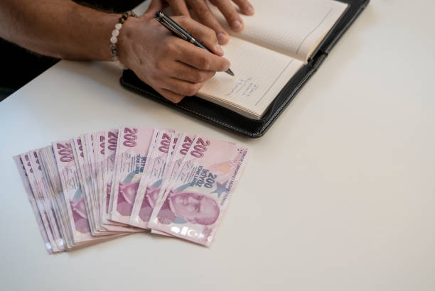 pile de billets de banque turcs de lire - number 200 photos et images de collection