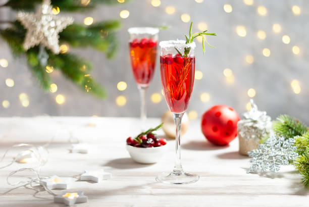 bebida festiva mimosa para navidad - champán cóctel rojo mimosa con arándano para la fiesta de navidad, copiar el espacio - arándano rojo fruta baya fotografías e imágenes de stock