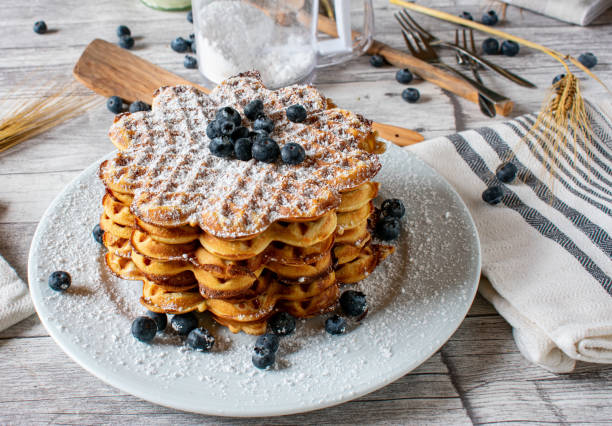 waffles com mirtilos - waffle breakfast syrup food - fotografias e filmes do acervo
