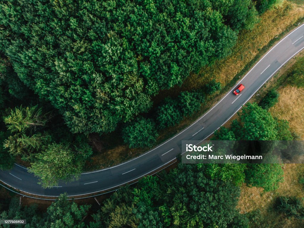 een weg met een bocht - Royalty-free Auto Stockfoto