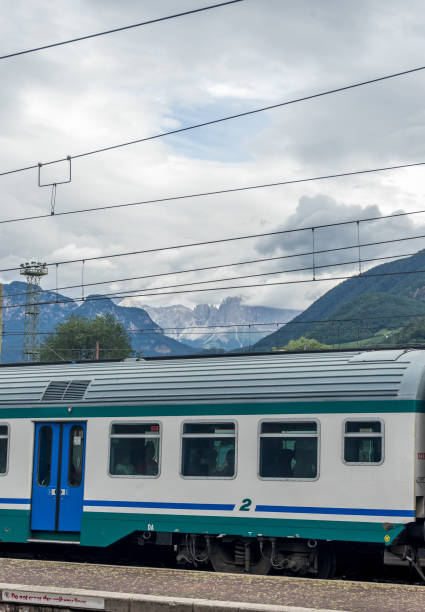 a estação ferroviária de bolzano com as dolomitas ao fundo, itália - southern europe public transportation international landmark local landmark - fotografias e filmes do acervo