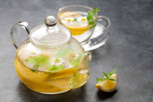 chá tradicional de ervas - chamomile herbal tea chamomile plant tea - fotografias e filmes do acervo