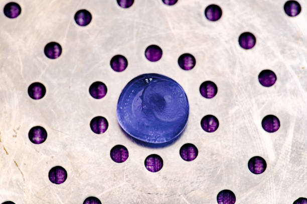 boule de verre bleu sur la tôle perforée argentée avec fond violet - tin glazed flash photos et images de collection