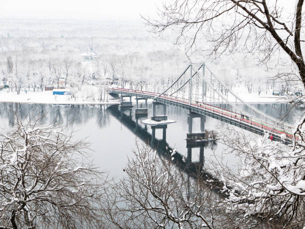 winter stadtpark - snow winter mountain horizon over land stock-fotos und bilder