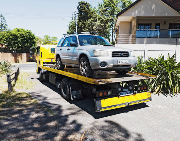 asistencia en carretera: un camión urbano transportador de coches plano retira un suv a un taller mecánico para reparaciones - towing tow truck truck semi truck fotografías e imágenes de stock