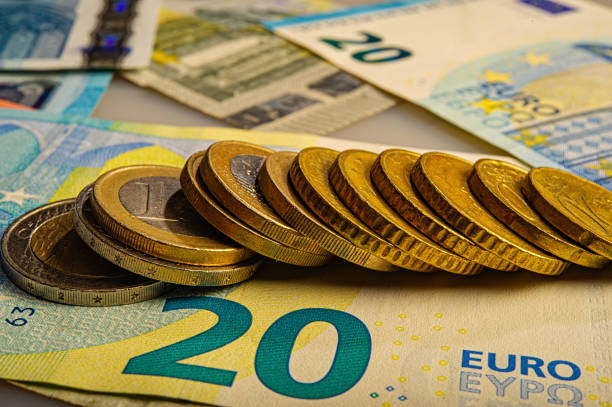 les pièces en euros et les centimes d’euro sont sur papier vingt euros. - european union euro note european union currency paper currency currency photos et images de collection