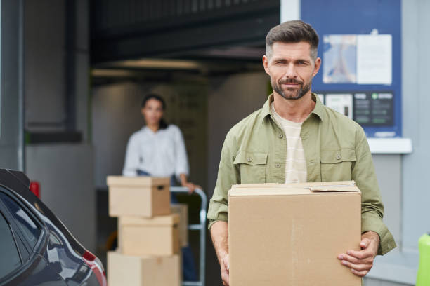 어른 남자 움직이는 상자의 초상화 - self storage 뉴스 사진 이미지