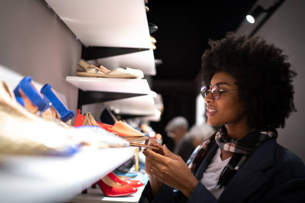 young woman shopping for shoes - shoe women fashion shoe store imagens e fotografias de stock