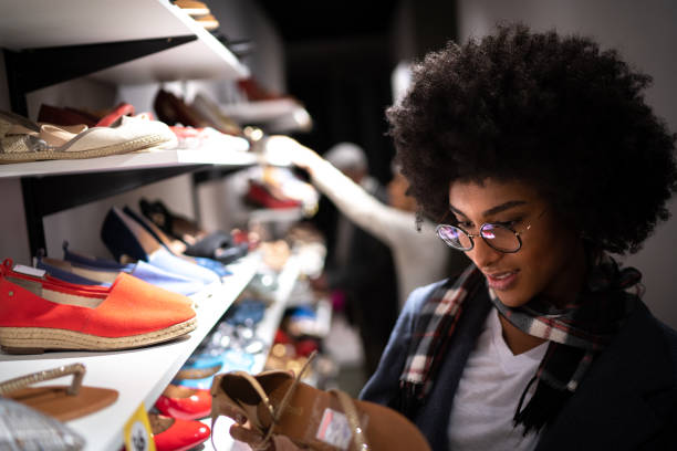 young woman shopping for shoes - shoe store shoe shopping retail imagens e fotografias de stock